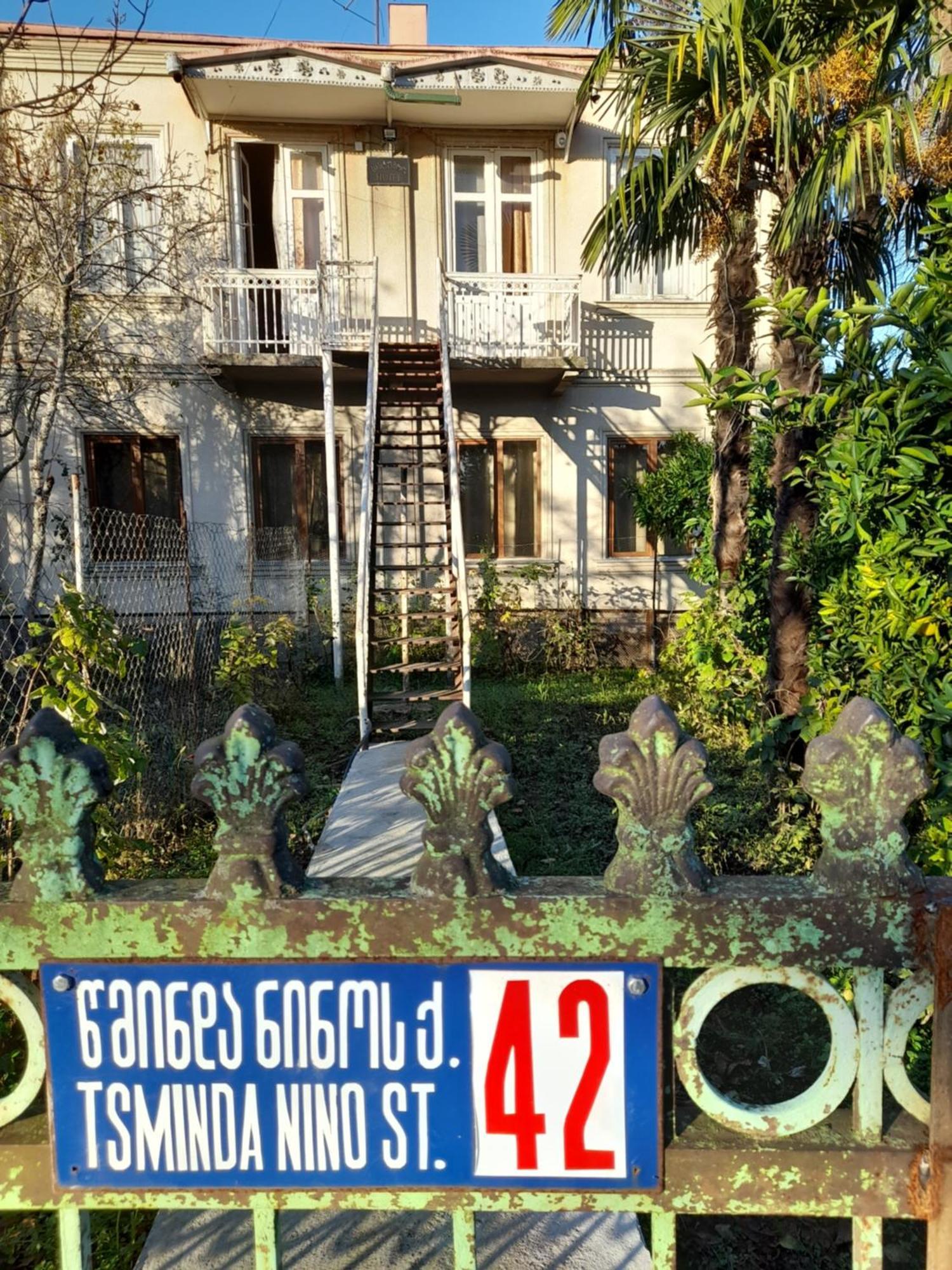 Levani'S Guesthouse Zugdidi Exterior photo